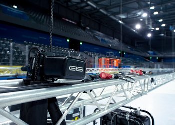 Des palans électriques à chaîne soulèvent les fermes d'un stade de hockey sur glace