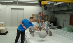 Le système de grue est utilisé pour des simulations avec le rover Mars.
