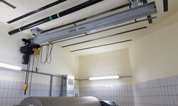 Feuerverzinkte Kranbahn mit Elektrokettenzug in Pumpstation