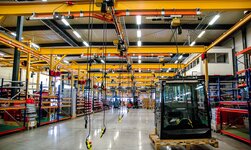 Laufkrane mit Elektrokettenzügen in Produktionshalle