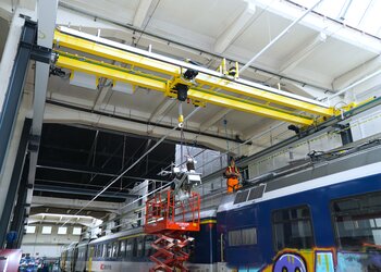 Obergurtlaufkran mit Elektrokettenzug Obergurtlaufkran mit Elektrokettenzug über Bahnwagen