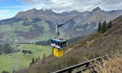 Les remontées mécaniques du Titlis transportent des matériaux de construction et d'autres marchandises de la Gerschnialp au Titlis avec leurs téléphériques équipés de systèmes de transport sous charge GIS.