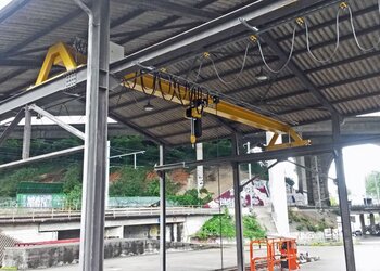 Obergurtlaufkran mit Elektrokettenzug in Aussenlager