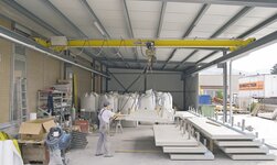 Elektrokettenzug hebt Betonelement