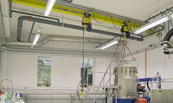 Laufkrane mit Elektrokettenzügen in chemischer Industrie