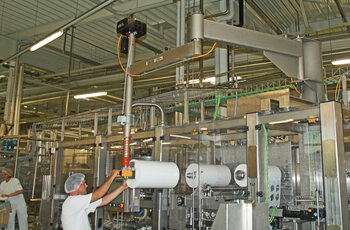 Gelenkdrehkran und Elektrokettenzug rostbeständig in Lebensmittelindustrie