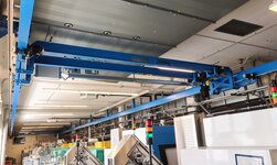 Höhenoptimierter Brückenkran für innerbetriebliche Logistik in Produktionsbetrieb