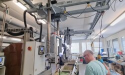 Mittels Elektrokettenzug werden Werkteile in Tauchbäder platziert