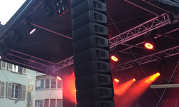 Elektrokettenzug trägt Lautsprecherturm auf Aussenbühne