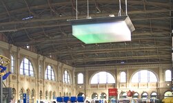 Elektrokettenzüge tragen Beleuchtung im Bahnhof Zürich