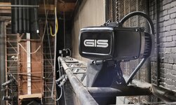 Elektrokettenzug D8+ beim Halten von Traverse in Kulturzentrum