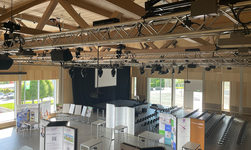 Für eine Ausstellung ist das Rigging-System mit Lautsprecher und Scheinwerfer ausgestattet.