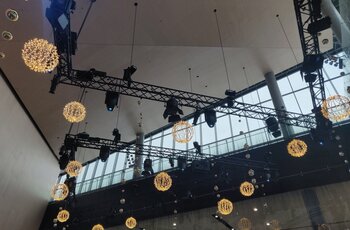 Elektrokettenzüge tragen Traversen mit Beleuchtung