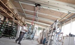 Transport einer Glasscheibe mit Elektrokettenzug Kettenhandy
