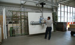 Transportieren einer Holzplatte mit einem Vakuumheber