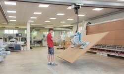 Transportieren einer Holzplatte mit einem Vakuumheber