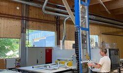 Holzplatte wird auf Arbeitstisch von Nesting CNC-gesteuertem Arbeitszentrum platziert