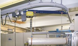 Kurvenfahrt mit Synchron Elektrokettenzug
