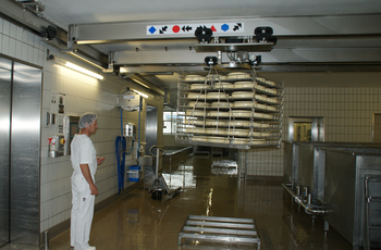 Overhead travelling crane with intermediate structure and electric chain hoist Overhead travelling crane with intermediate structure in cheese production
