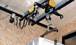 Transport von Behälter mit Trauben mit GISKB Krananlage