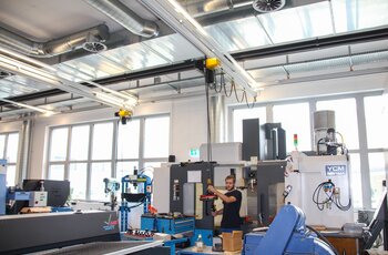 GISKB Krananlage mit Elektrokettenzug für die Maschinenbeschickung