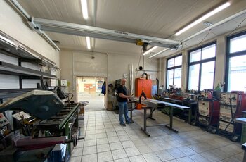 Leichtkransystem mit Elektrokettenzug in mechanischer Werkstatt