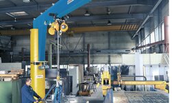 Säulendrehkran mit Vakuumheber hebt grosse Blechtafel