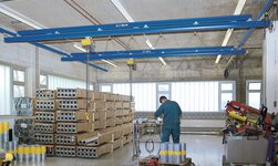 Hängekran mit Elektrokettenzügen hebt Stahlrohre
