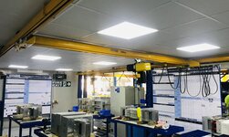 Leichtkransystem mit Elektrokettenzug in mechanischer Werkstatt