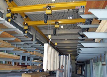 Transportieren von Fensterrahmen mit GIS Laufkranen