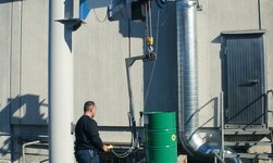 Heben von Paletten draussen mit Säulendrehkran und Elektrokettenzug