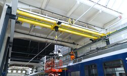 Obergurtlaufkran mit Elektrokettenzug über Bahnwagen