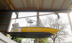 Zwei Elektrokettenzüge an Laufkran heben Boot