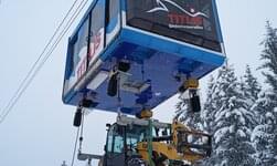 Un engin de chantier est transporté dans la neige fondue.