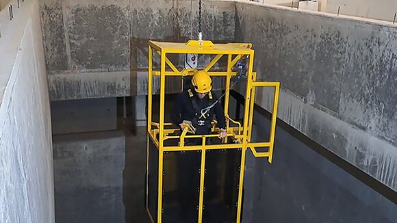 In der Kabine gelangt die Person zur gewünschten Stelle im Klärbecken.
