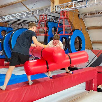 Combat de ninjas entre deux apprentis à la Jump Factory