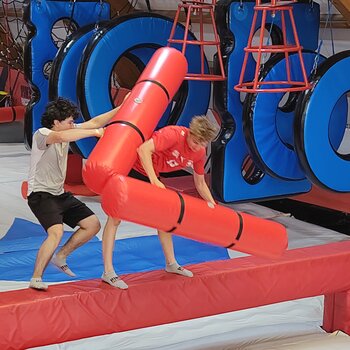 Combat de ninjas entre deux apprentis à la Jump Factory