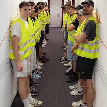 Photo de groupe des apprentis de GIS dans les locaux de Galliker AG