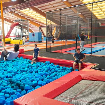 Des apprentis du GIS sur le trampoline Jump