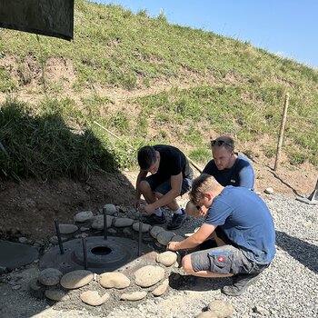 Das Fundament für den Grill wird erstellt.