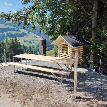 Der neue Brätliplatz mit dem selbst konstruierten und hergestellten Grill kann sich sehen lassen.