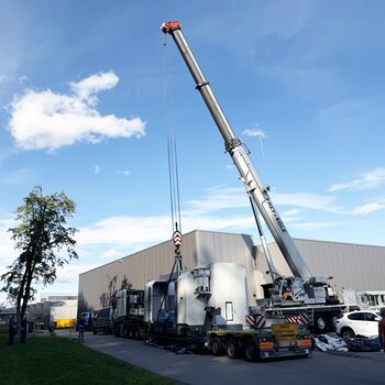 Anlieferung der Maschine Die 31 Tonnen schwere CNC-Maschine wird vom Lkw gehoben.