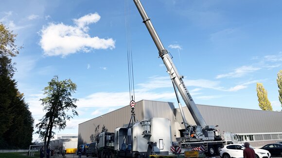Anlieferung der Maschine Die 31 Tonnen schwere CNC-Maschine wird vom Lkw gehoben.