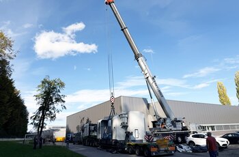 Die 31 Tonnen schwere CNC-Maschine wird vom Lkw gehoben.