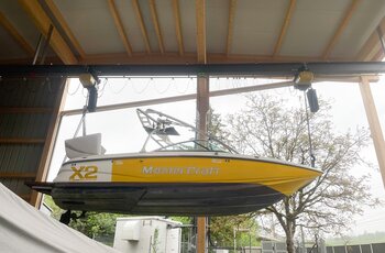 Synchrone Elektrokettenzüge heben und transportieren Boot 