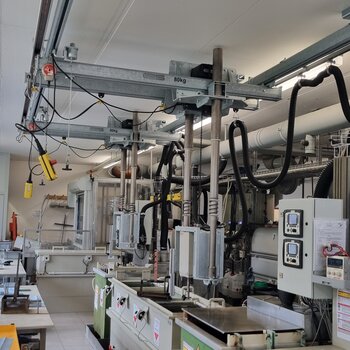 GISKB Leichtkransystem mit 2 Doppel-Kranträgern über Tauchbädern für elektrolytischen Verfahren