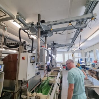 Kransystem mit Apparatur für die automatisierten Hub- und Schwenkbewegungen 