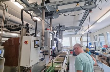 Kransystem mit Apparatur für die automatisierten Hub- und Schwenkbewegungen 