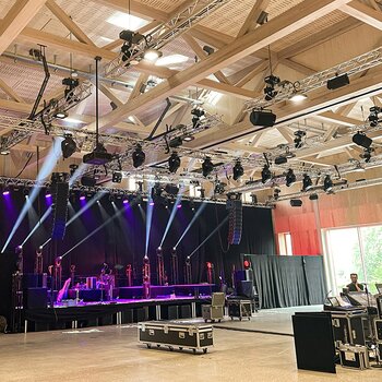 Für ein Konzert sind an den vorderen Längstraversen des GIS Rigging-Systems Quertraversen mit Scheinwerfern angeschlagen