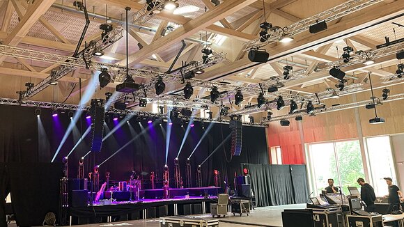 Für ein Konzert sind an den vorderen Längstraversen des GIS Rigging-Systems Quertraversen mit Scheinwerfern angeschlagen